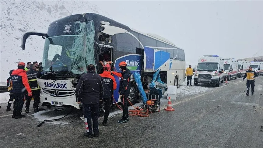 Erzincan'da otobüsün tıra çarptığı kazada 3 kişi yaralandı