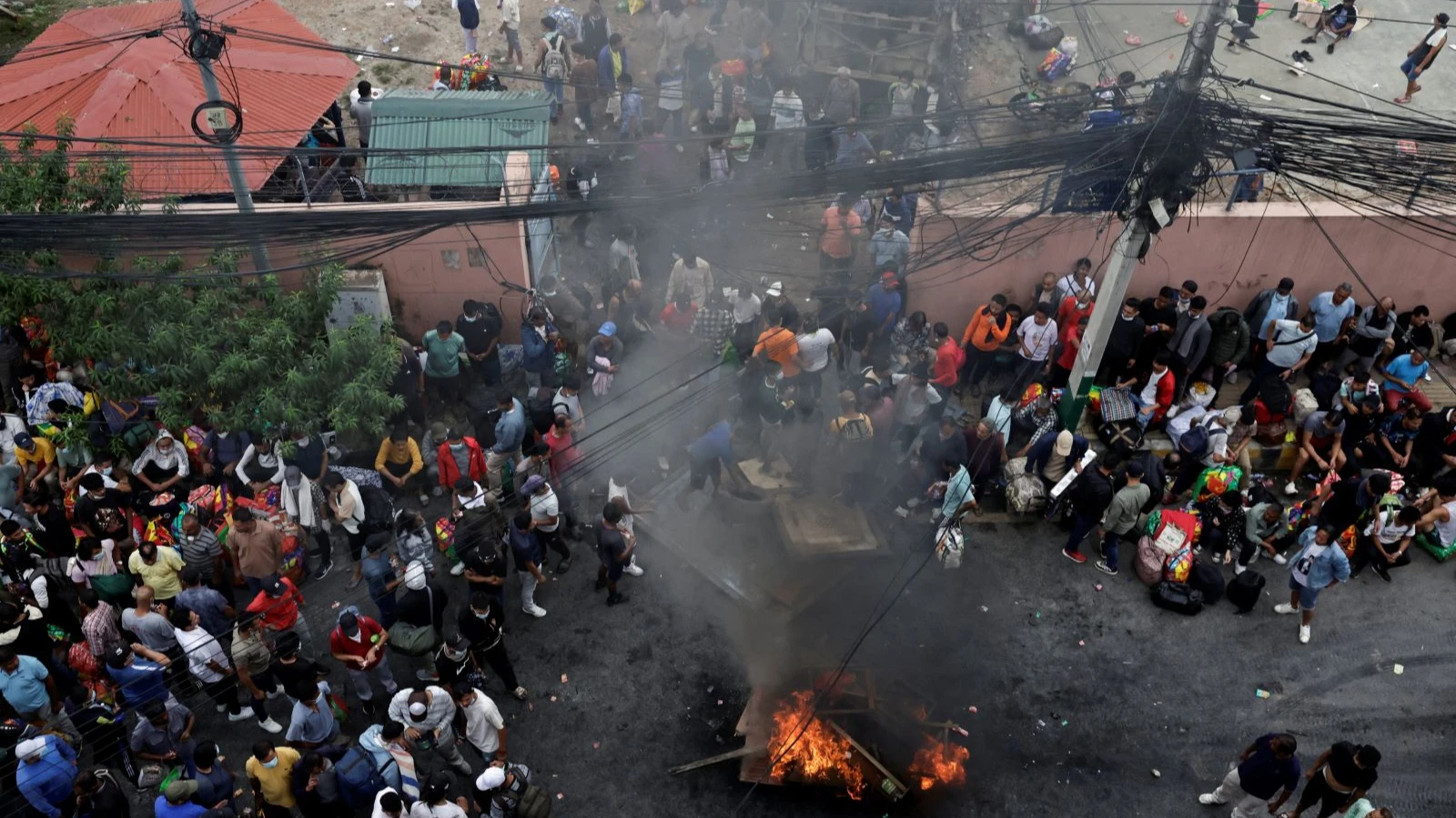 Nepal'de ordu sokağa indi, göstericiler hapishane ve gazete binasını yaktı