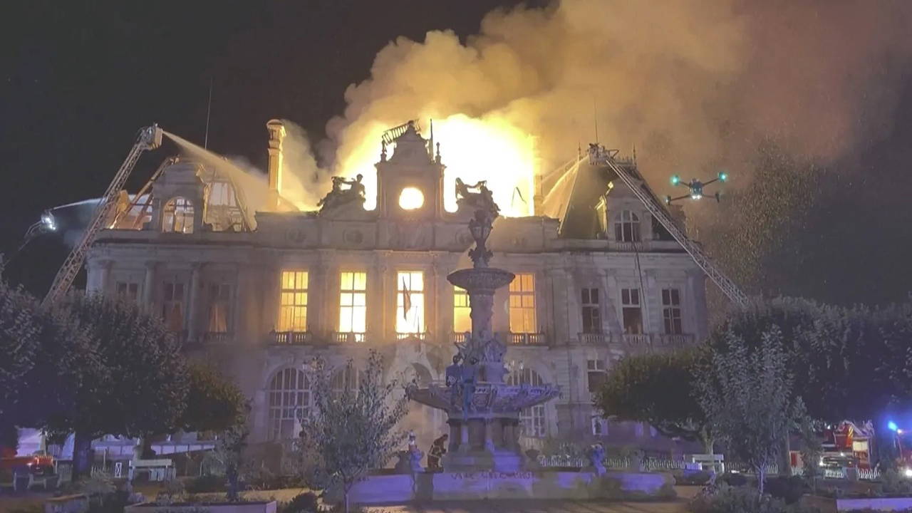 İki Dünya Savaşından Kurtuldu, Protestolarda Küle Döndü: 'Notre Dame Felaketini Yeniden Yaşadık'