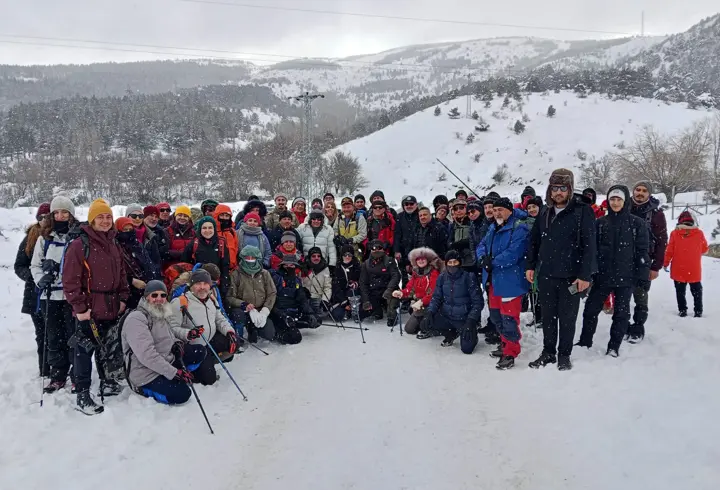 Doğa sporu tutkunlarının kar yürüyüşü