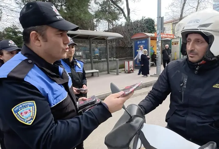Samsun'da kurallara uyan motosiklet sürücülerine boyunluk hediye edildi