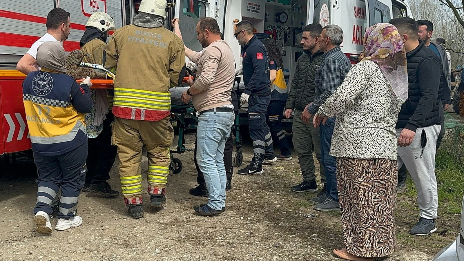 Düzce'de bacakları tarım aracına sıkışan 16 yaşındaki genç yaralandı