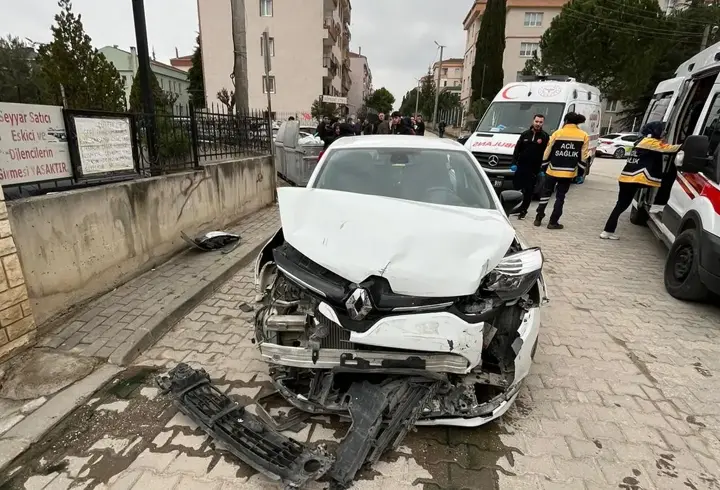 İnegöl’de iki otomobil çarpıştı; 1’i çocuk 5 yaralı