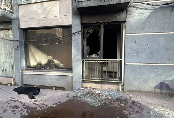 Komşusu ile tartışıp, kendi evini yaktı