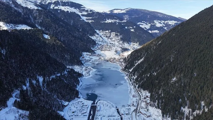 Trabzon'da yüzeyi buz tutan Uzungöl görülmeye değer manzaralar sunuyor