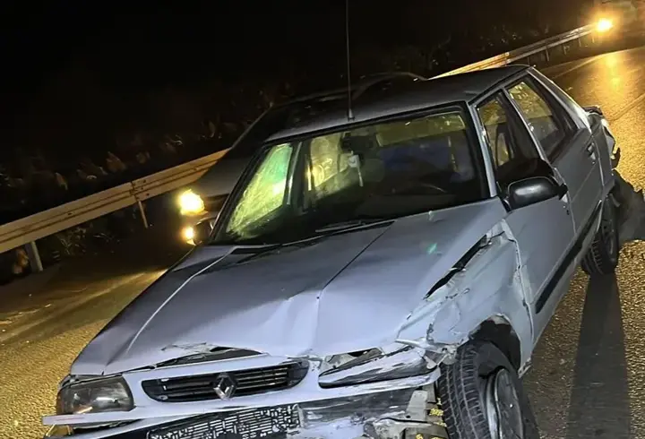 Bursa'da bariyerlere çarpan otomobilin sürücüsü yaralandı