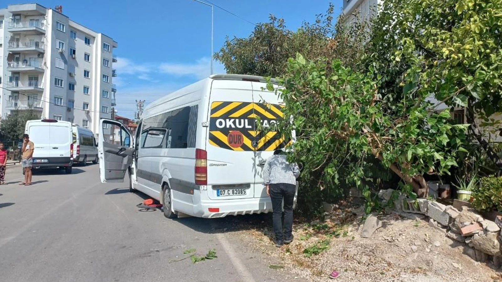 Antalya'da servis minibüsünün altında kalan çocuk ağır yaralandı