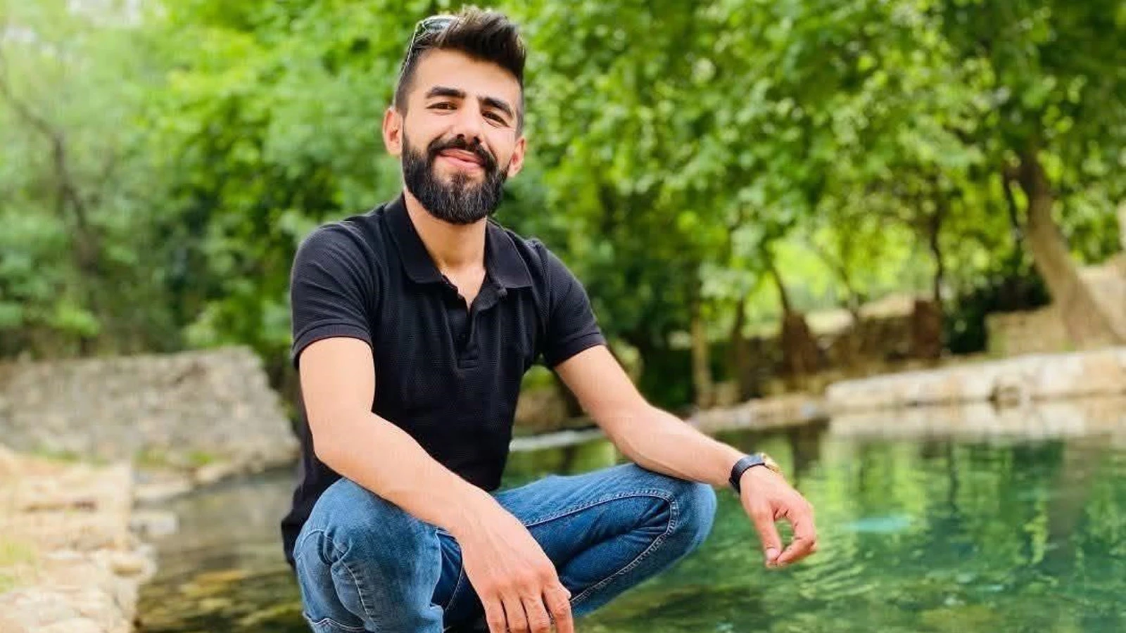 Park halindeki otomobilde silahla başından vurulmuş halde ölü bulundu