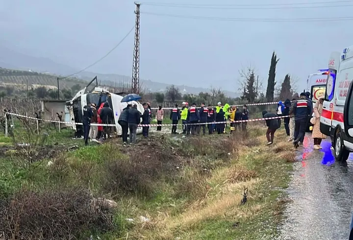 Denizli'de can pazarı! Memurları taşıyan minibüs devrildi: 1 ölü, 25 yaralı