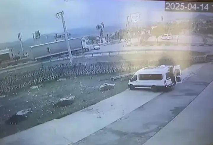 Gaziantep’te TIR ile çarpışan otomobildeki anne ve oğlu öldü; kaza kamerada