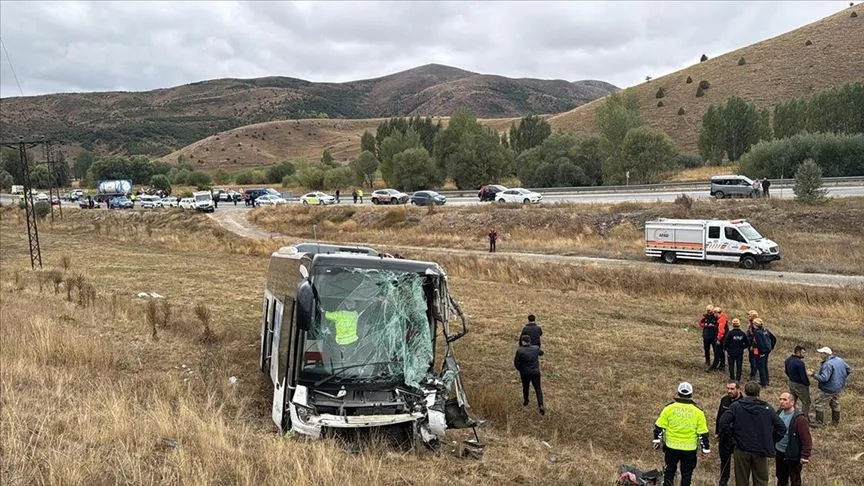 Sivas’ta yolcu otobüsü ile tırın çarpıştığı kazada 23 kişi yaralandı