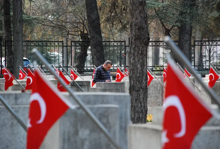 Eskişehir'de bayramın ilk günü şehitlikler ziyaret edildi