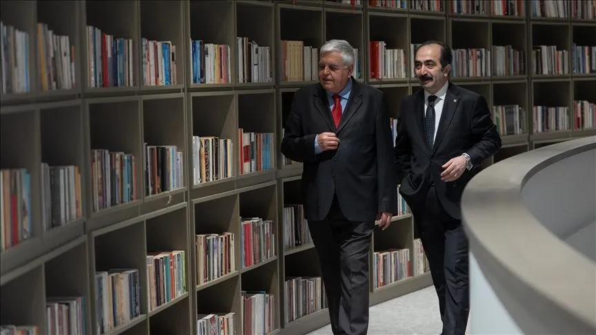 Siyaset bilimci Prof. Dr. Özdemir, 4 bini aşkın kitabını TTK'ye bağışladı