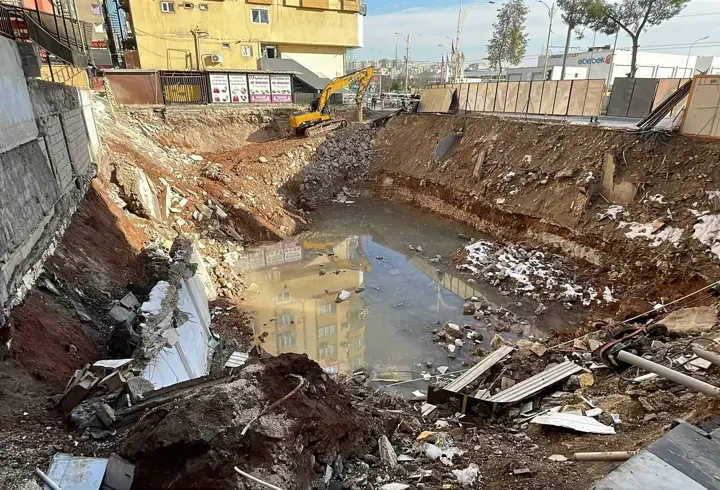 Temel kazısında binanın istinat duvarı çöktü; 150 kişi tahliye edildi