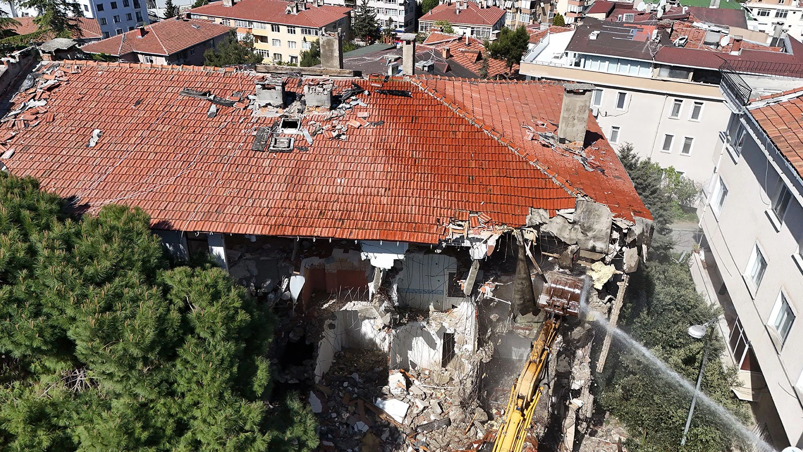 Büyükçekmece'de depremde yıkılma riski taşıyan 35 daire yıkıldı