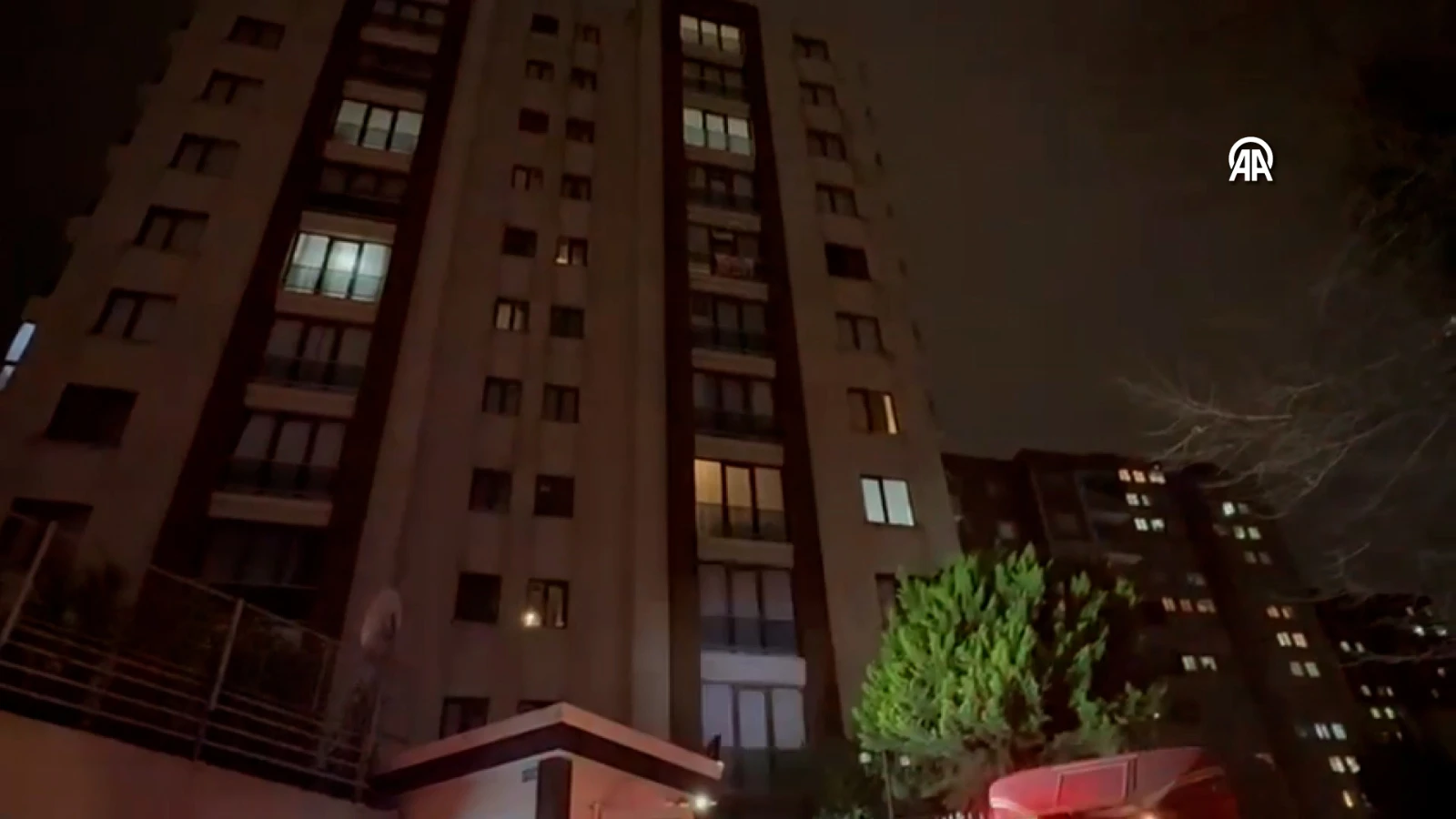 Zeytinburnu'nda panik anları! Site otoparkında yangın