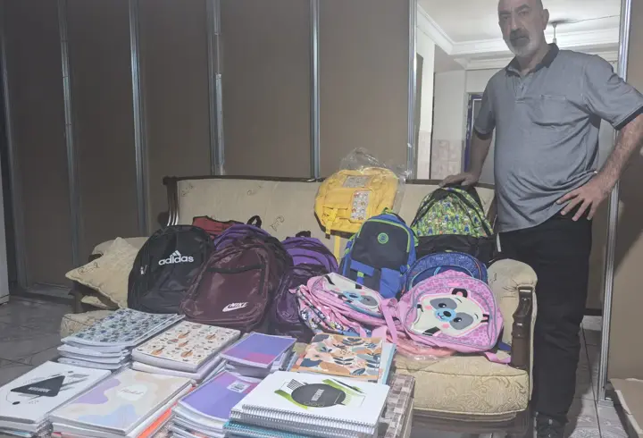 Diyarbakır’da muhtardan öğrencilere kırtasiye desteği