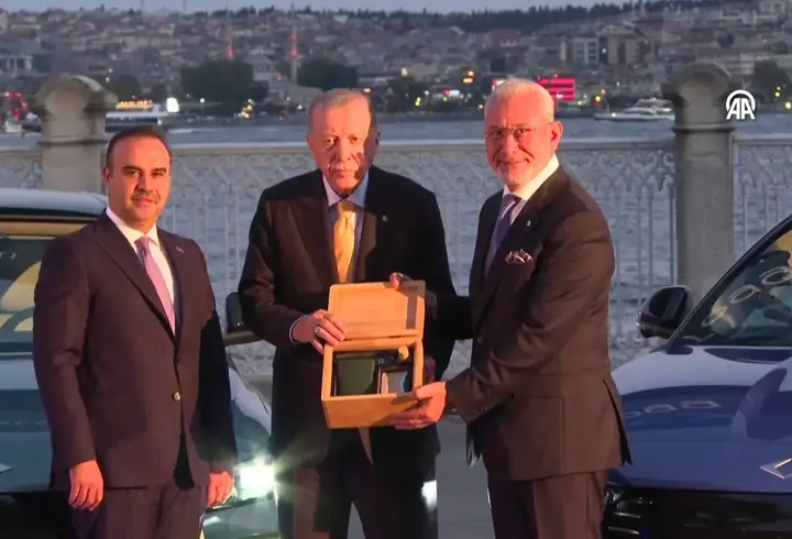 Cumhurbaşkanı Erdoğan'a Togg'un yeni modeli T10F hediye edildi