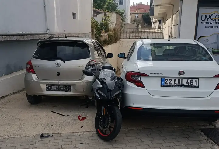 Motosiklet, otomobile çarpıp başka aracın üzerine düştü; 1 yaralı