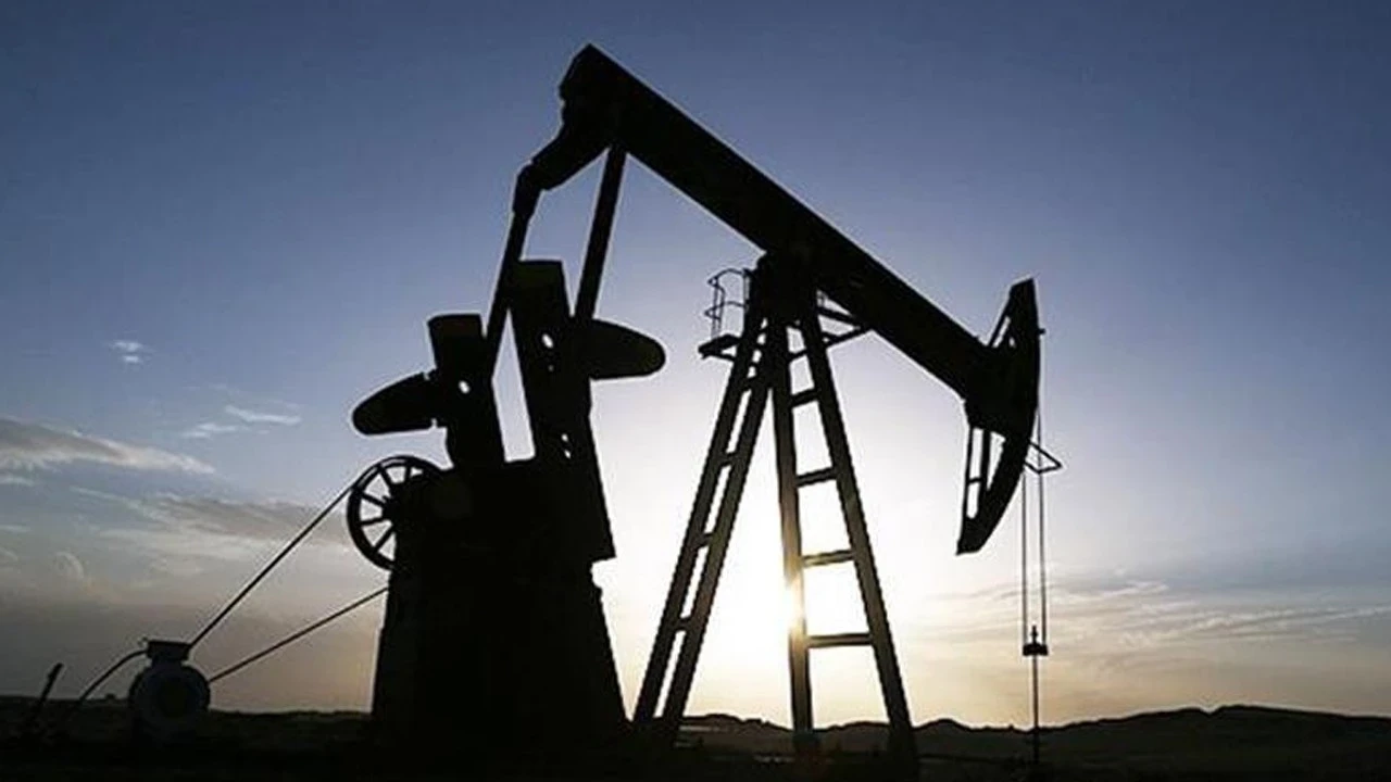 Savaşın etkisiyle petrol Rusya'ya nefes aldırdı