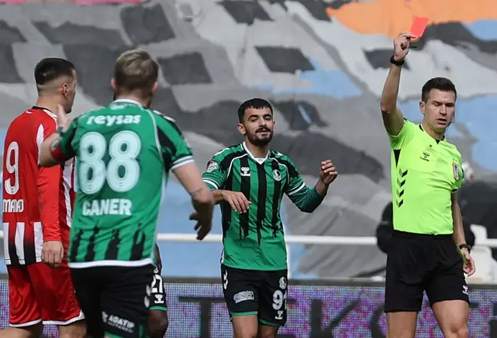 Caner Erkin, yine sinirlerine hâkim olamadı! Bir kırmızı kart daha…