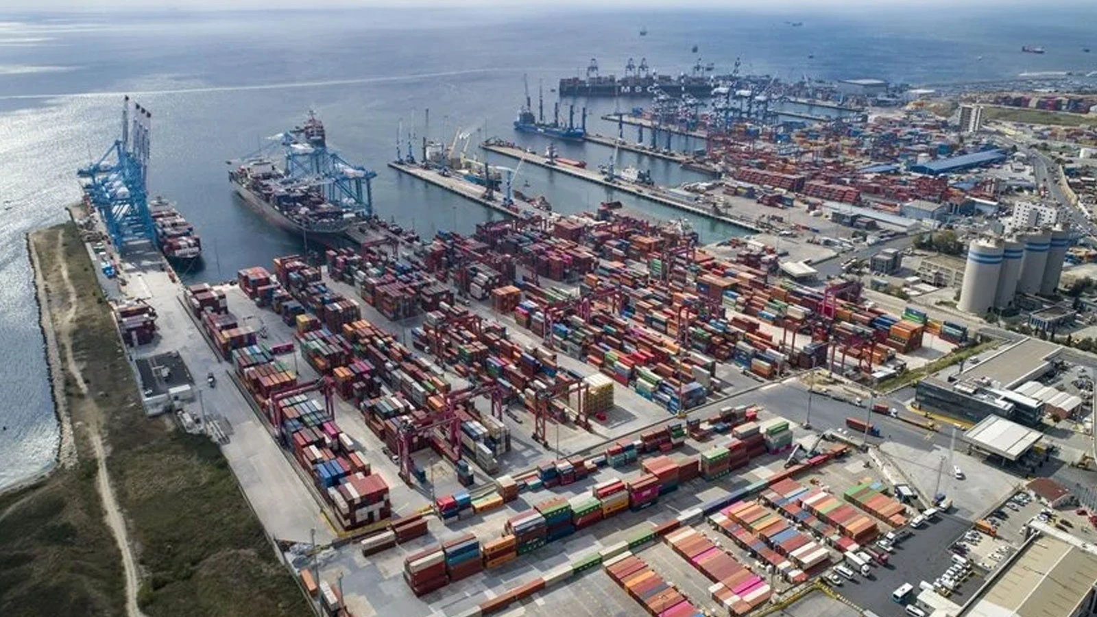Dış ticaret açığı şubat ayında yüzde 15,9 arttı