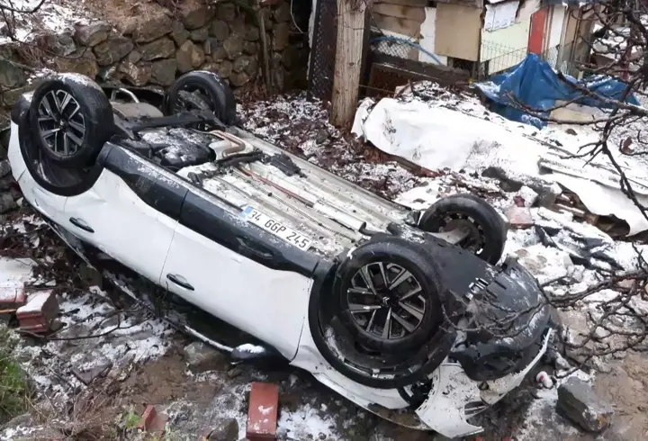 Park halindeki otomobil yokuş aşağı kaydı: 3 kişi yaralandı