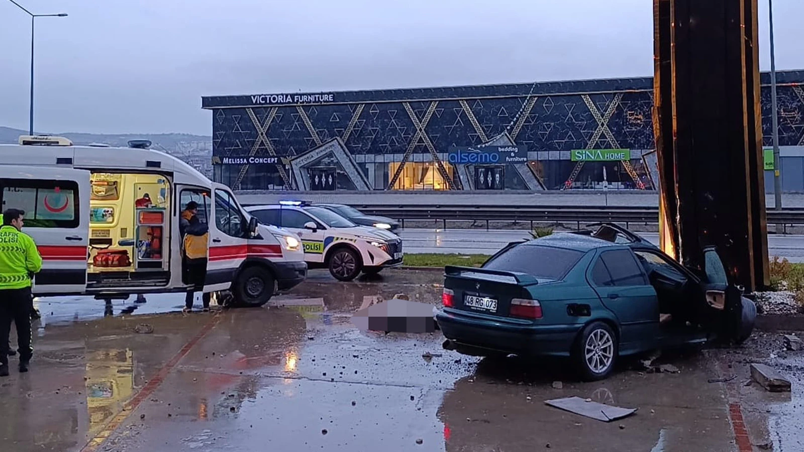 Otomobil reklam panosuna çarptı: 1 ölü, 2 yaralı
