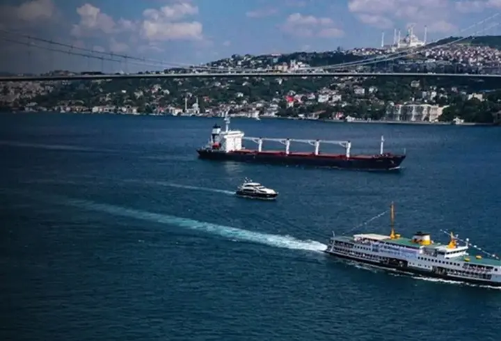 İstanbul Boğazı'nda gemi trafiği çift yönde askıya alındı