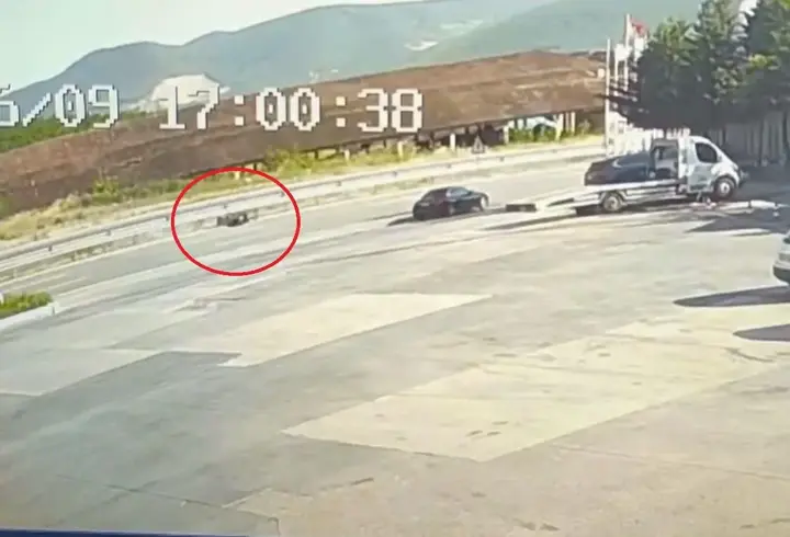 Motosikletiyle refüje çarpıp öldü; sürüklendiği anlar kamerada