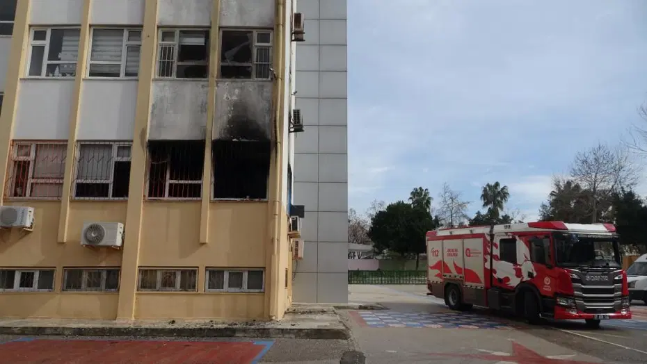 Antalya'da okulda yangın paniği. Öğrenciler tahliye edildi