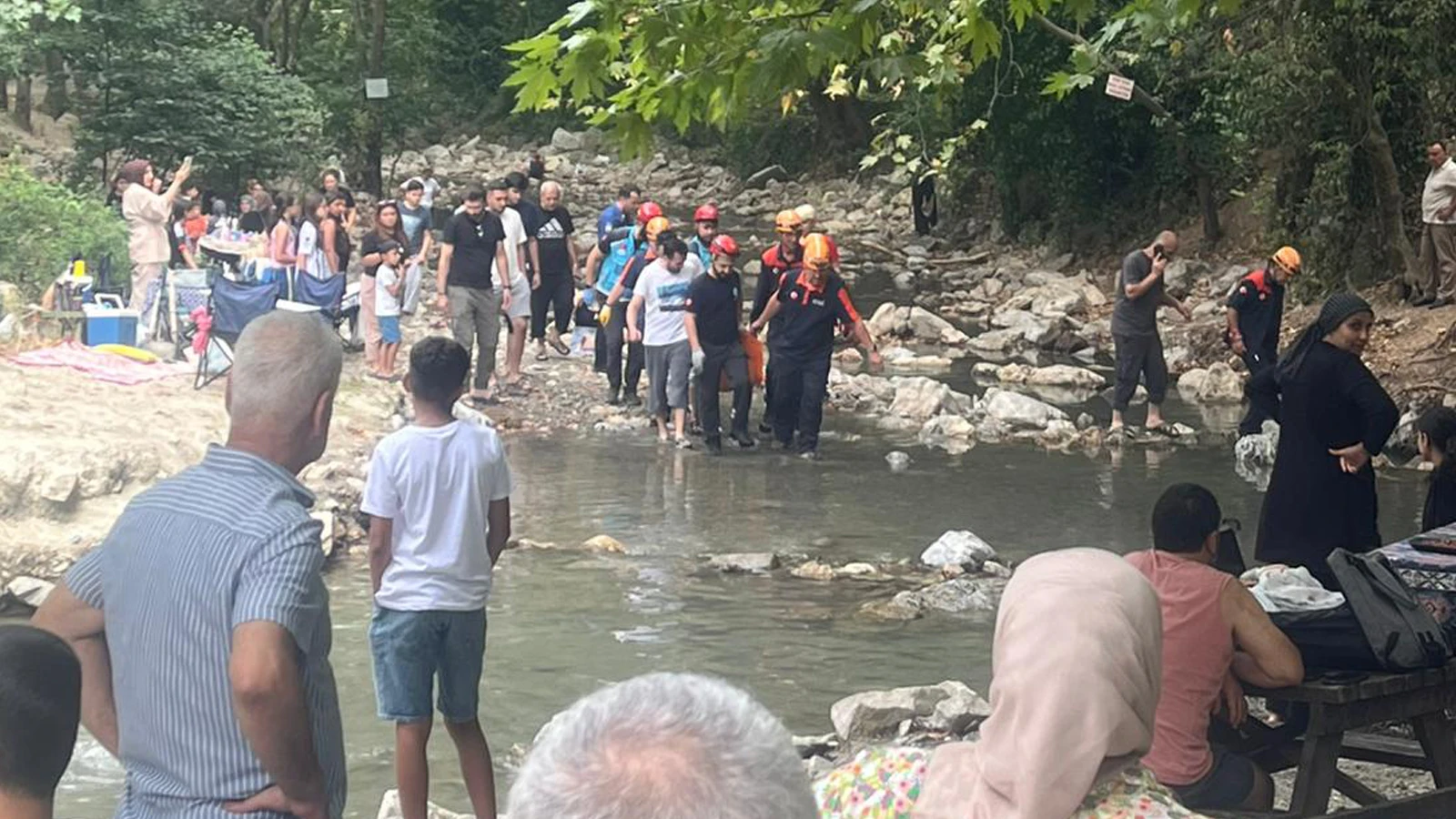 Ormanda yürüyüş yaparken dere yatağına düşüp yaralandı
