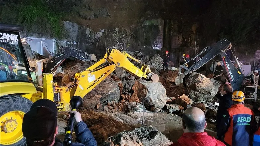 Samsun'da oto yıkamacıda heyelan meydana geldi