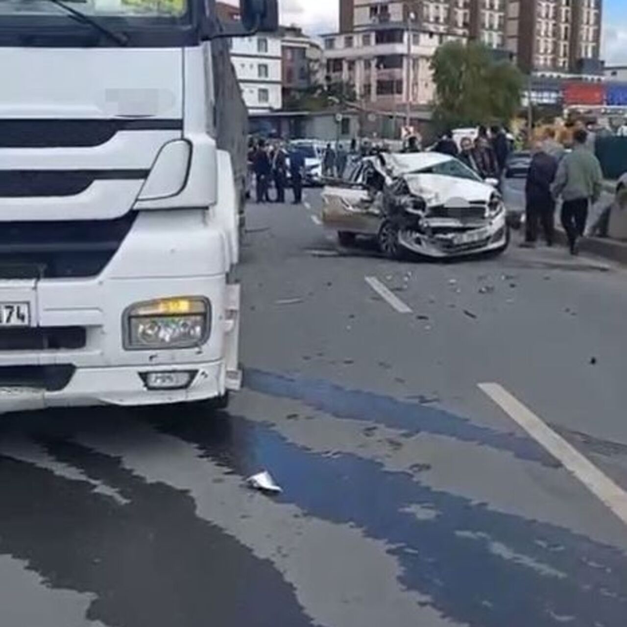 TIR'a arkadan çarptı! Anne öldü baba ve çocuk yaralı!