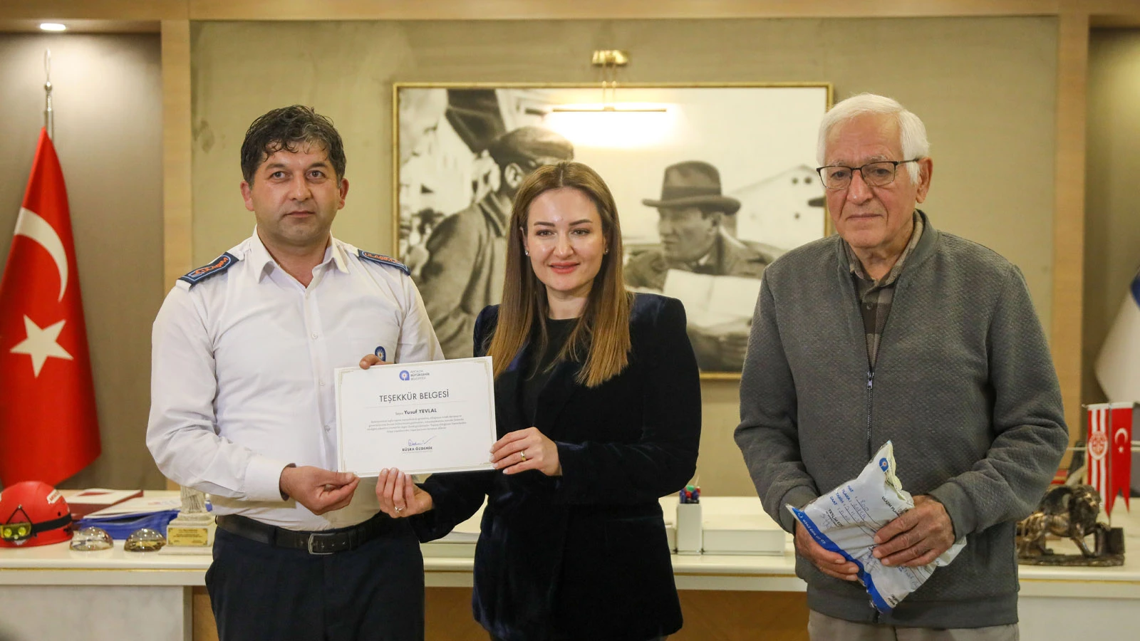 Aracında bulunan para dolu çantayı sahibine ulaştırdı