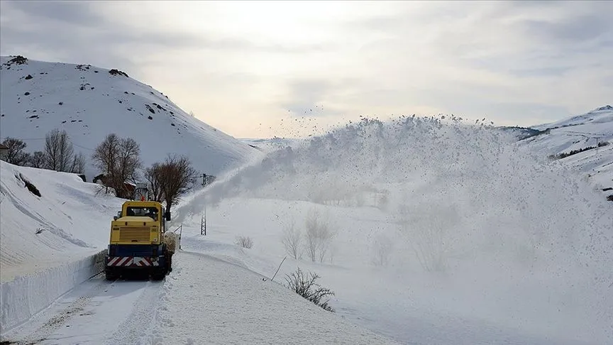 Bayburt'ta "kar kaplanları" Ramazan Bayramı için mesaisini sürdürüyor