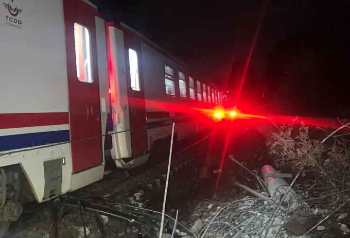 Balıkesir’de toprak kaydı, yolcu treni raydan çıktı: 1 yaralı