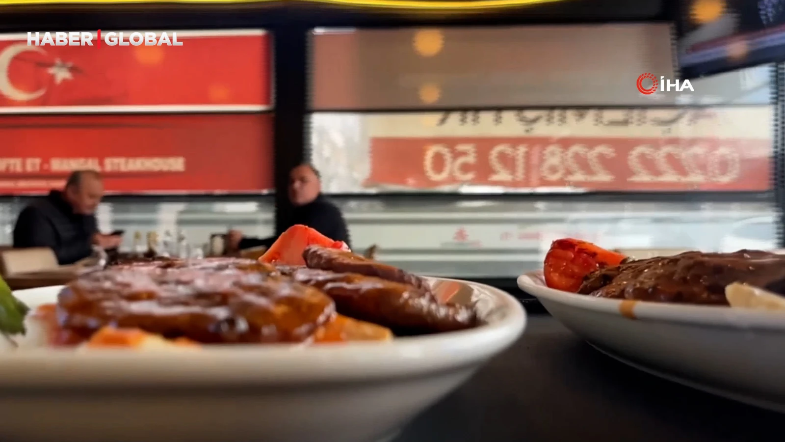 Robot garson "Şef" yaptığı servisle müşterilere farklı bir deneyim sunuyor