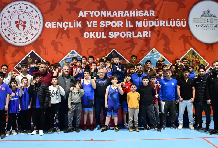 Küçükler güreş müsabakaları ilgi gördü