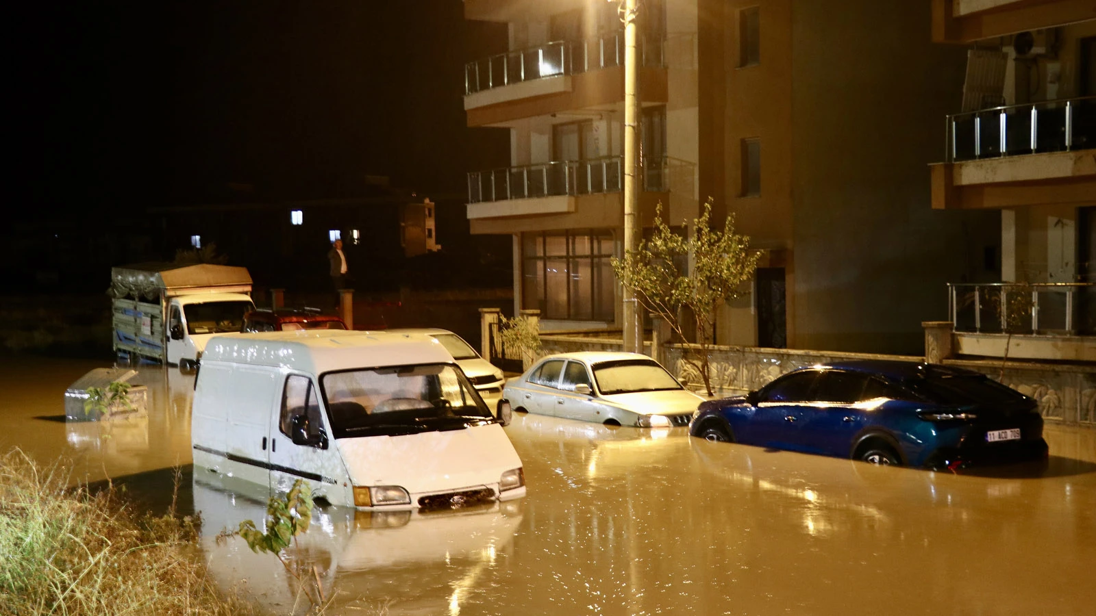 3 ili sağanak yağış vurdu! Ev ve iş yerlerini su bastı