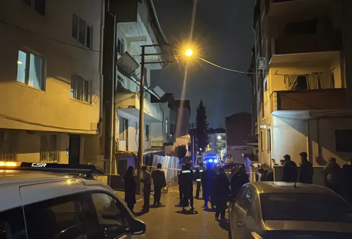 Boşaltılan Binada Balkon Çöktü, Sokak Giriş-Çıkışa Kapatıldı