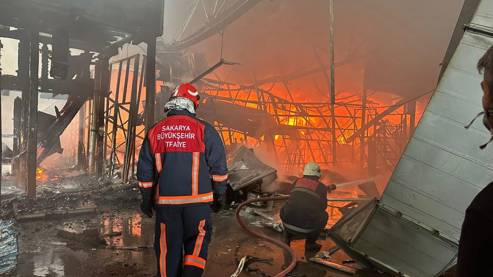 Sakarya'daki korkutan fabrika yangını güçlükle kontrol altına alındı