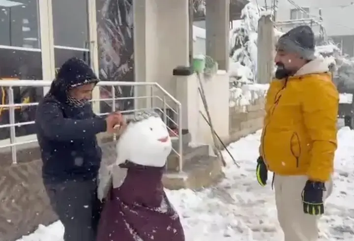 Berber, başına peruk taktığı kardan adamı tıraş etti