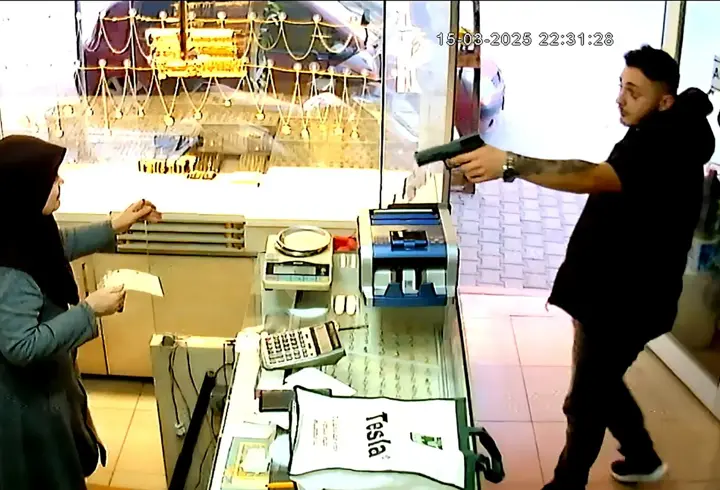 Tabanca ile girip, altın çalmak istediler; paniğe kapılınca kaçtılar
