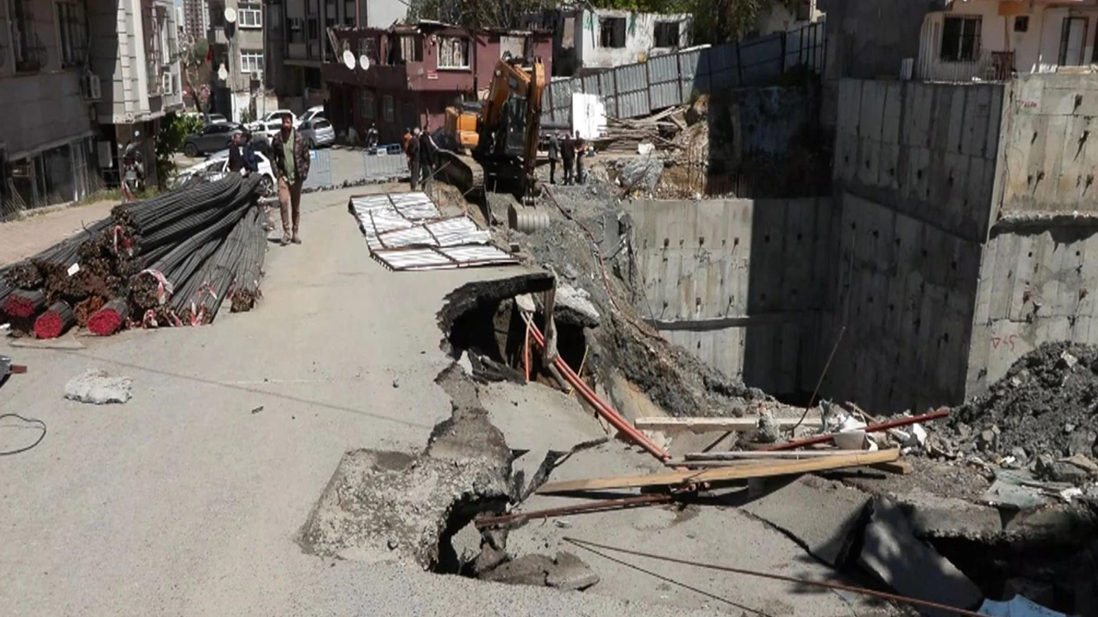 Gaziosmanpaşa'da yol çöktü, iki bina tahliye edildi