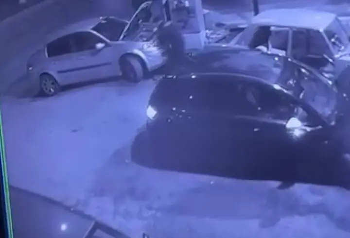 Tamir sırasında otomobile, başka bir araç çarptı; kaza kamerada
