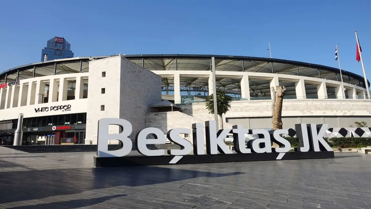 Tüpraş Stadyumu'nun dışına flaş pankart: Kukla var!