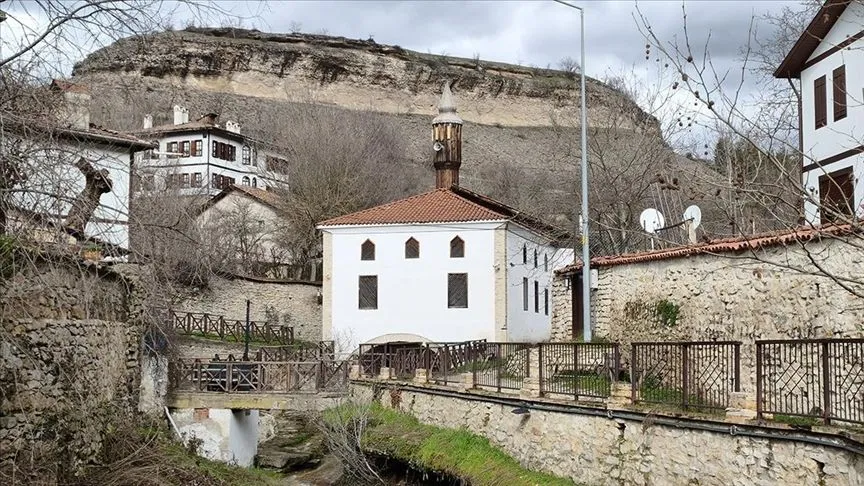 Safranbolu'da altından dere geçen tarihi cami dikkati çekiyor