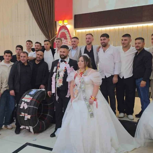 Damada Düğünde Sıra Dışı Hediye: Altın Yerine Bakın Ne Taktılar