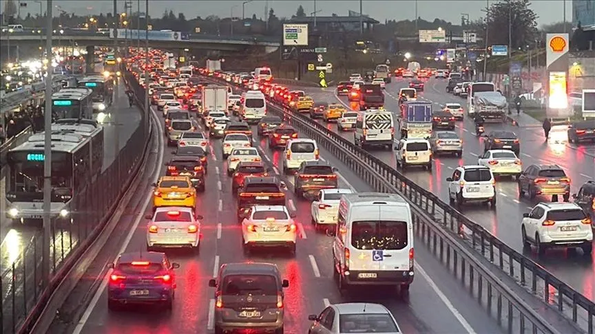 İstanbul'da haftanın ikinci iş gününde trafikte yoğunluk yaşanıyor